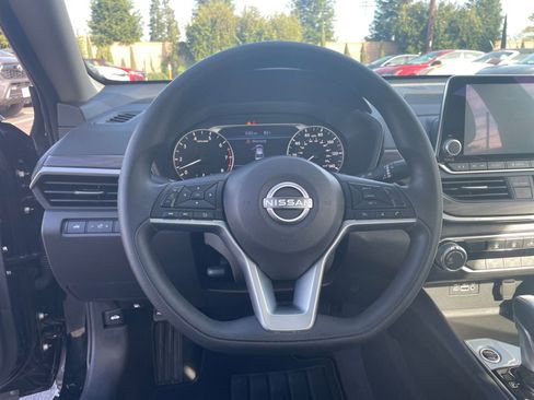 Used 2025 Nissan Altima 2.5 SV image 29