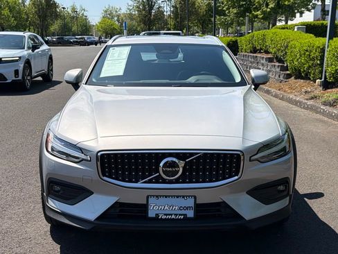 Used 2025 Volvo V60 B5 Cross Country Plus AWD/4WD image 3