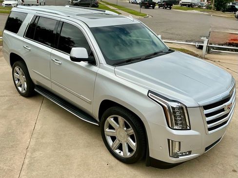 Used 2019 Cadillac Escalade Luxury AWD/4WD image 4