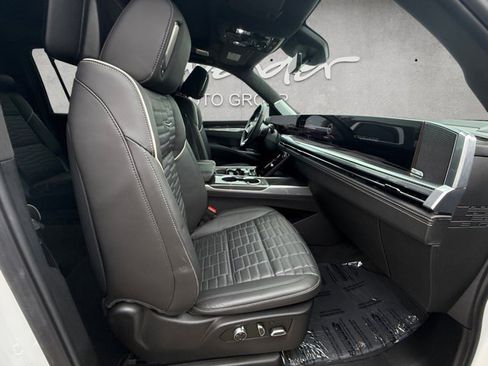 Certified 2025 Cadillac Escalade ESV V AWD/4WD image 25
