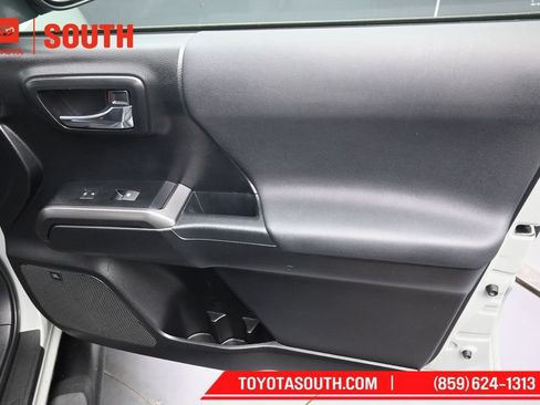 Used 2022 Toyota Tacoma TRD Sport w/ TRD Premium Sport Package AWD/4WD image 29