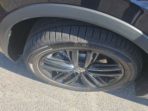 Used 2022 Volkswagen Tiguan SE R-Line image 3