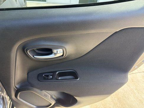 Used 2021 Jeep Renegade Latitude image 32