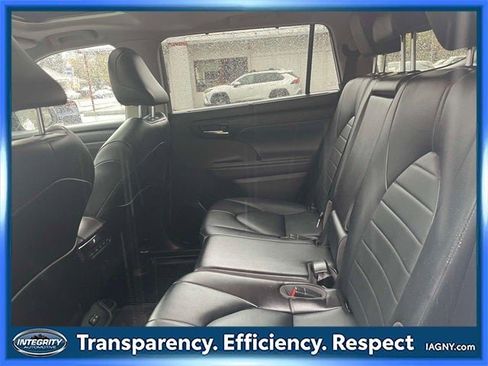 Certified 2022 Toyota Highlander XLE image 12