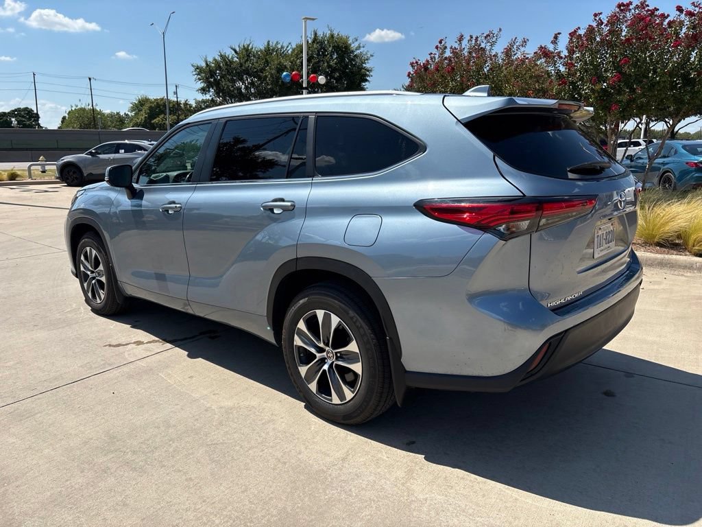 Used 2023 Toyota Highlander XLE FWD image 4