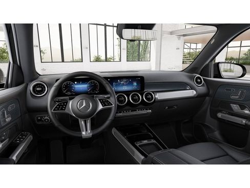 Used 2026 Mercedes-Benz GLB 250 4MATIC image 3