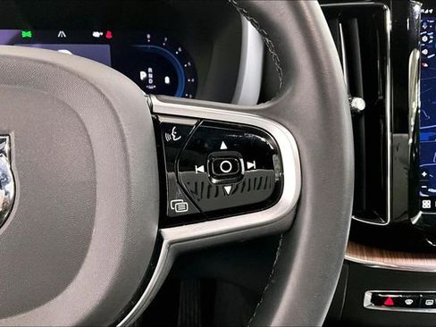 Used 2023 Volvo XC60 B5 Plus image 19
