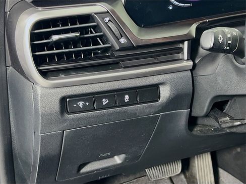 Certified 2025 Kia Telluride LX image 11