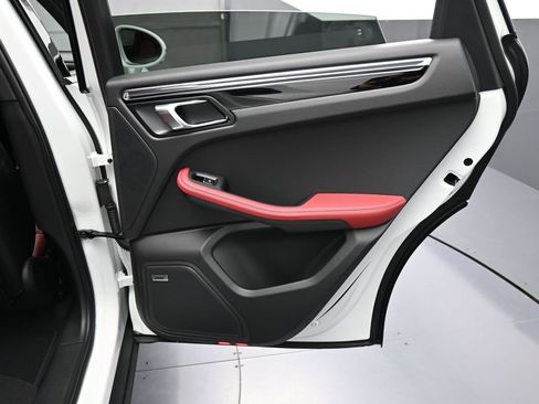 New 2026 Porsche Macan image 26