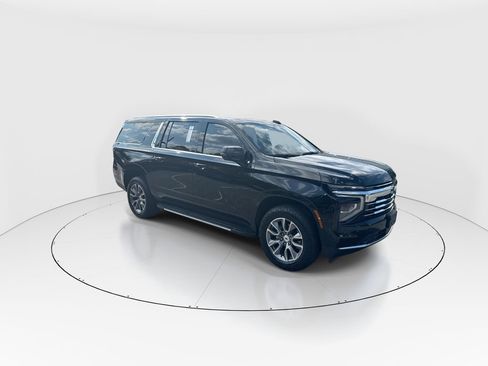 Used 2025 Chevrolet Suburban LT w/ Comfort Package RWD image 2