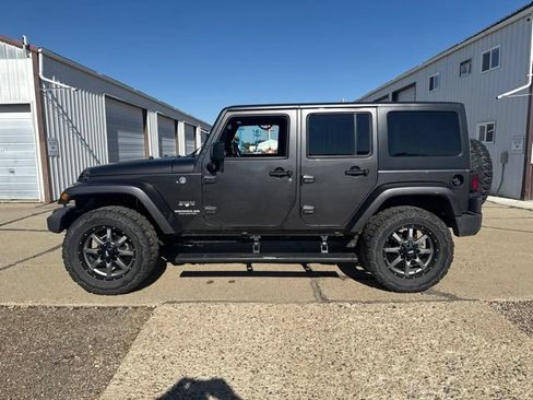 Used 2017 Jeep Wrangler Unlimited Sahara AWD/4WD image 7
