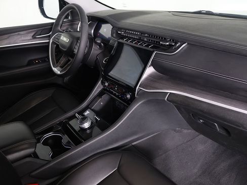 Used 2023 Jeep Grand Cherokee Limited image 30