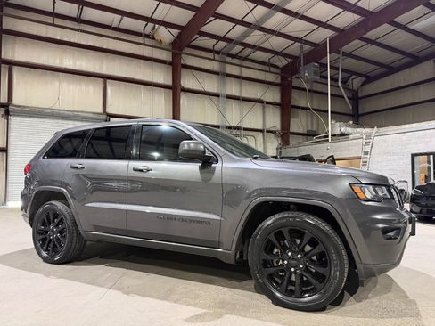 Used 2018 Jeep Grand Cherokee Altitude AWD/4WD image 3