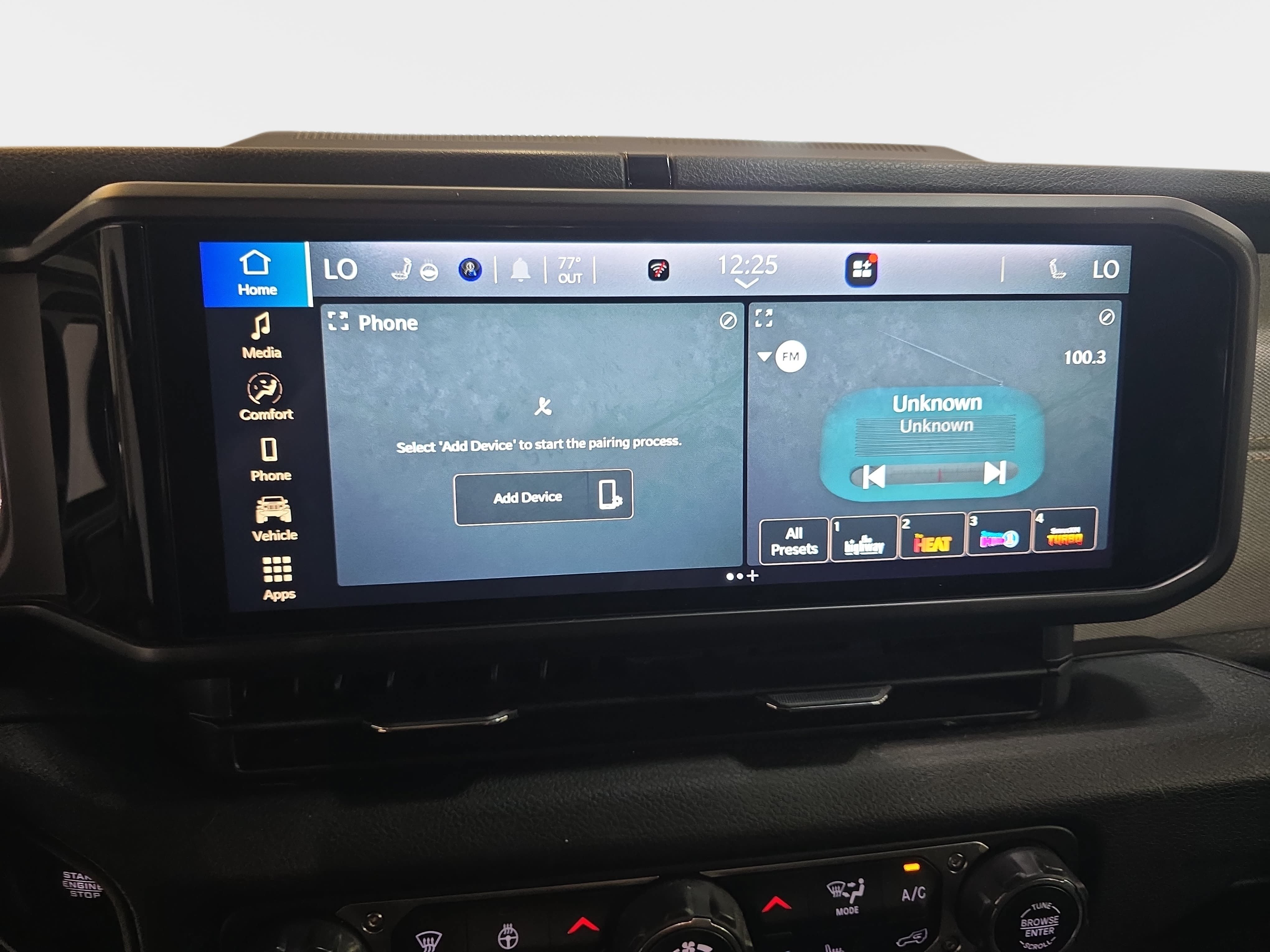 Used 2024 Jeep Wrangler Unlimited w/ Convenience Group AWD/4WD image 18