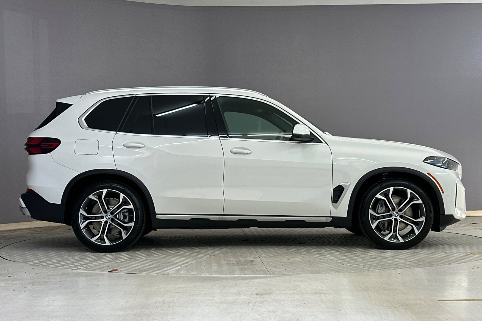 New 2026 BMW X5 xDrive50e w/ Premium Package AWD/4WD image 7
