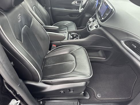 Used 2025 Chrysler Pacifica Limited image 13