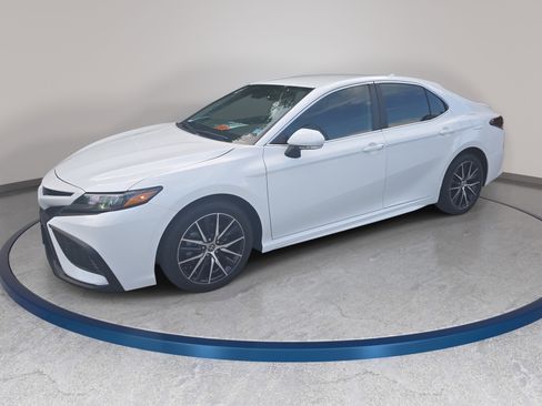 Used 2023 Toyota Camry SE FWD image 1