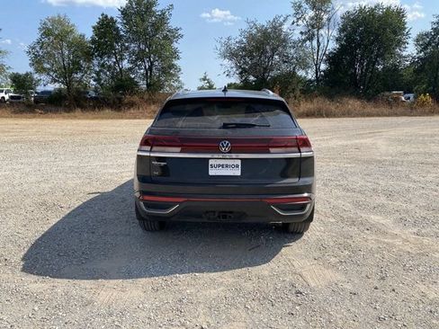Used 2024 Volkswagen Atlas Cross Sport SE w/ Panoramic Sunroof Package FWD image 5