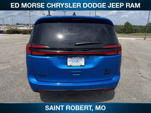 New 2027 Chrysler Pacifica Select AWD/4WD image 3