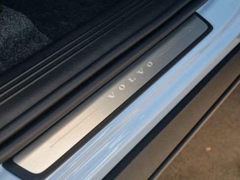 Certified 2025 Volvo XC40 B5 Ultra w/ Climate Package image 16