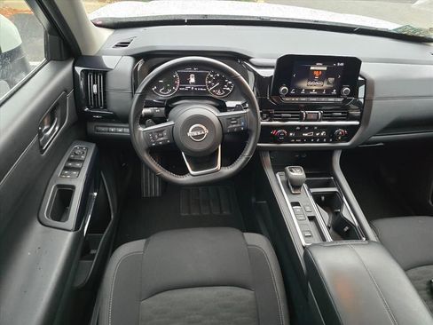 Used 2025 Nissan Pathfinder SV image 6