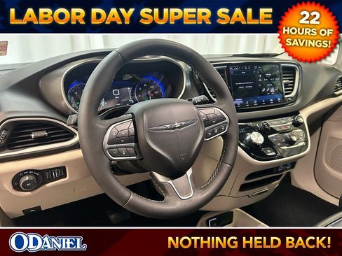 Used 2024 Chrysler Pacifica Touring-L FWD image 3