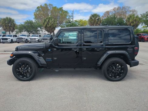 Used 2025 Jeep Wrangler Unlimited Sahara w/ Safety Group AWD/4WD image 9