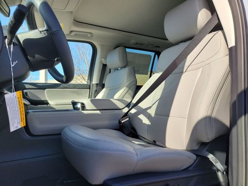 New 2026 Ford Expedition Active image 18