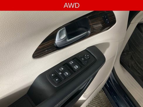 Used 2024 Chrysler Pacifica Limited image 12