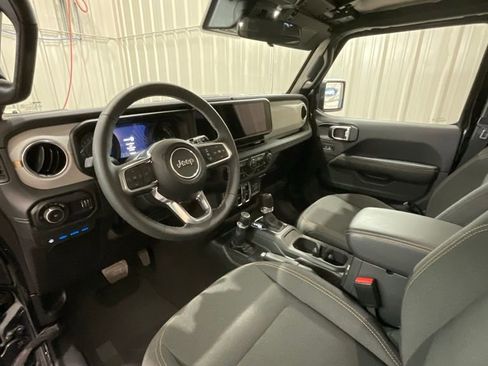 Used 2025 Jeep Wrangler Unlimited Sahara image 9