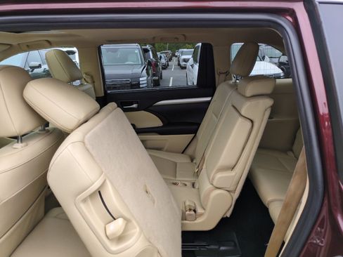 Used 2019 Toyota Highlander XLE FWD image 38