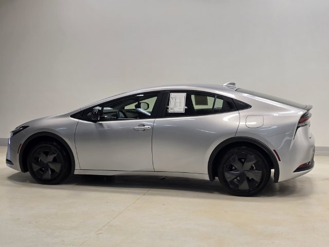 Used 2025 Toyota Prius LE FWD image 4
