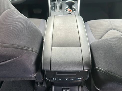 Used 2021 Toyota Highlander LE FWD image 33