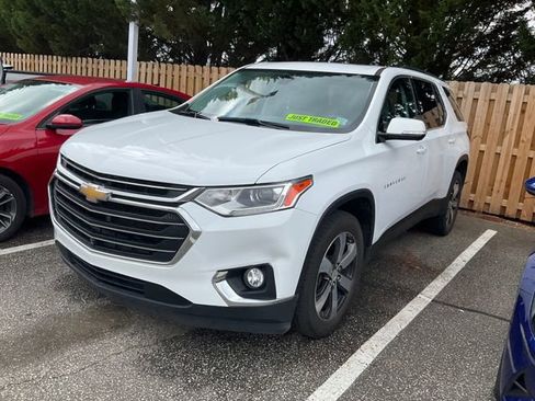Used 2020 Chevrolet Traverse LT w/ LT Premium Package FWD image 3