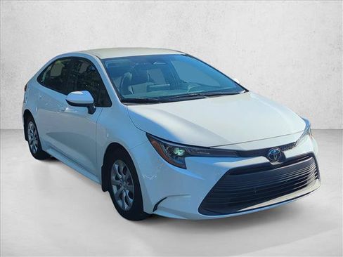 Used 2025 Toyota Corolla LE FWD image 3