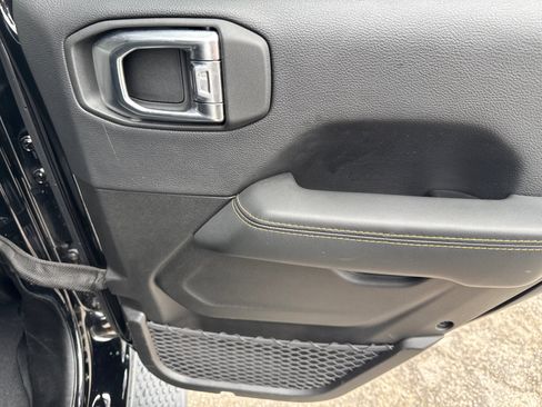 Used 2025 Jeep Wrangler Sahara image 16