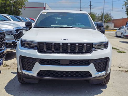 New 2026 Jeep Grand Cherokee Altitude RWD image 2
