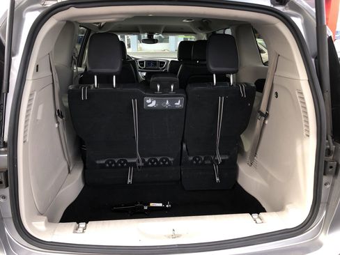 Used 2018 Chrysler Pacifica Touring-L image 9