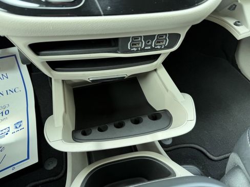 Used 2023 Chrysler Pacifica Touring-L FWD image 32