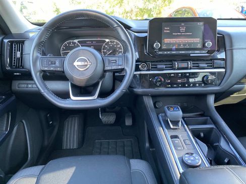 Used 2022 Nissan Pathfinder SV image 9