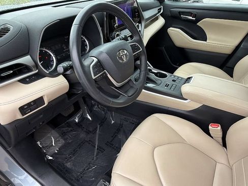 Used 2023 Toyota Highlander XLE AWD/4WD image 10
