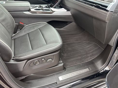 Used 2025 Cadillac Escalade Premium Luxury image 16