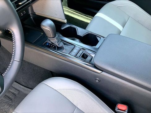 Used 2025 Toyota Camry SE w/ Convenience Package image 17