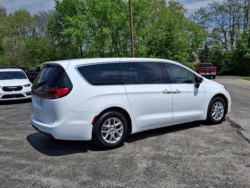 Used 2024 Chrysler Pacifica Touring-L FWD image 12