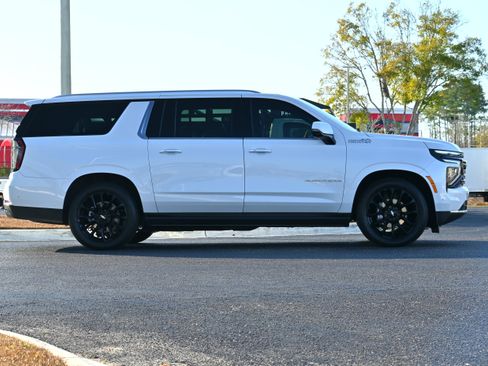 Used 2025 Chevrolet Suburban High Country image 7