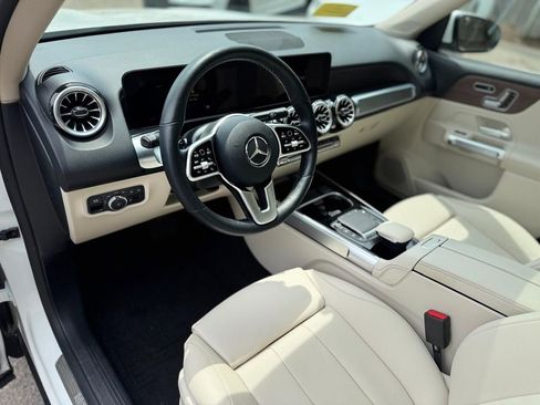 Used 2023 Mercedes-Benz GLB 250 4MATIC w/ Premium Package image 14