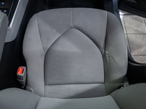 Used 2022 Toyota Highlander LE AWD/4WD image 32