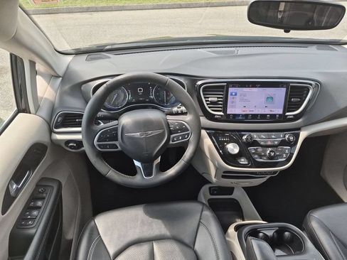Used 2024 Chrysler Pacifica Touring-L FWD image 30