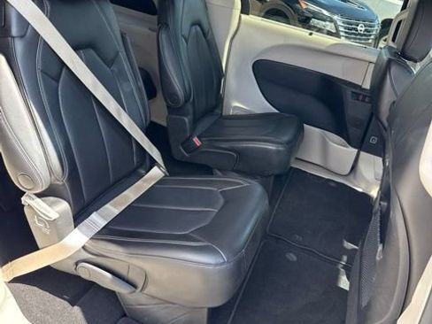 Used 2023 Chrysler Pacifica Touring-L FWD image 20