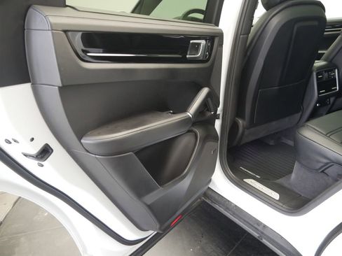 Certified 2023 Porsche Cayenne S AWD/4WD image 18